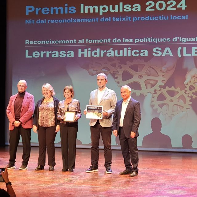 🎉 Ahir la junta de la @aeripollet va assistir a la 1a Nit del Reconeixement Empresarial Local, un esdeveniment espectacular on es van lliurar els Premis Impulsa 2024 🏆. 
Va ser una nit memorable, plena de talent i dedicació, on tot el teixit productiu de la nostra vila es va reunir per celebrar junts els èxits aconseguits. 🤝✨

👏 Volem felicitar especialment a les nostres empreses associades que van ser reconegudes durant la nit:

🌱@moresquared en la categoria de Foment de l'Acció Climàtica
👩‍💼 @lehisa per les seves Polítiques d'Igualtat
💻 @Sismaq en la categoria de Digitalització a l'Empresa
🏅 @proquimia com a Reconeixement Especial d'Empresa amb Trajectòria a la nostra vila

Enhorabona a totes elles per la seva gran feina i tota la resta de candidatures! 👏🎊 
Seguim treballant per impulsar el creixement i l'èxit del nostre teixit empresarial local 💪🌟 

#NitDelReconeixement #PremisImpulsa2024 #AER #EmpresesLocals @ripolletimpulsa @ajripollet