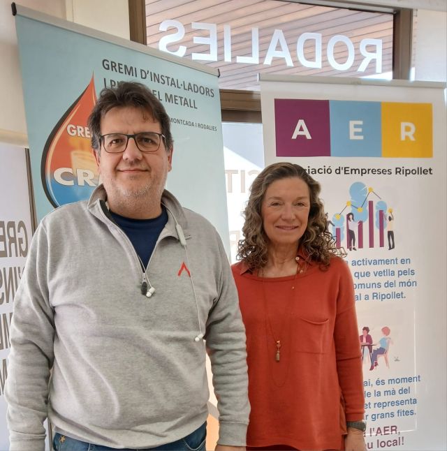 🌟 Reforçant aliances per un teixit empresarial més fort 🌟

Avui, des de @aeripollet hem tingut l'oportunitat de reunir-nos amb @cerdanyolaempresrial en una trobada marcada pel diàleg, la col·laboració i la visió compartida.
Aquest tipus de reunions són essencials per apropar associacions, compartir inquietuds comunes i establir sinergies que impulsin el nostre teixit empresarial. 

Durant la sessió, hem posat sobre la taula idees i propostes per dissenyar un pla conjunt de treball que, estem convençudes, serà beneficiós per a totes les empreses dels nostres territoris.

💡 Objectiu comú: Donar suport al creixement i consolidació del teixit empresarial local, fomentant la innovació i l'intercanvi d'experiències entre associacions.

Aquest és només el primer pas. Seguirem treballant plegades per convertir aquestes iniciatives en accions tangibles que generin impacte positiu. 💼🤝

💪Gràcies a Cerdanyola Empresarial per la predisposició. Juntes som més fortes! 

#Networking #Col·laboració #EmpresesLocals #AER #CerdanyolaEmpresarial #TeixitEmpresarial
