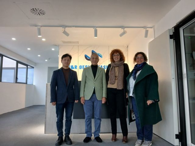 🆕✨ Donem la benvinguda a J&R Design Fashion S.L. a Ripollet i a l' @aeripollet ✨🆕

Des de l'AER estem encantats de donar la benvinguda a J&R Design Fashion S.L., una empresa xinesa especialitzada en el disseny i fabricació de peces de roba de qualitat per a marques internacionals. 👕👗🌍

Amb una plantilla inicial de 15 persones, aquesta mateixa setmana han iniciat la producció a Ripollet, i hem tingut l’oportunitat de visitar les seves instal·lacions, on hem pogut veure de primera mà la seva maquinària d’última generació i el seu compromís amb l’excel·lència. 💡🔧

Agraïm la seva acollida i confiança i els desitgem molts èxits en aquesta nova etapa al nostre municipi! 🙌💼

#AER #Ripollet #JRFashion #Textil #EmpresesAssociades