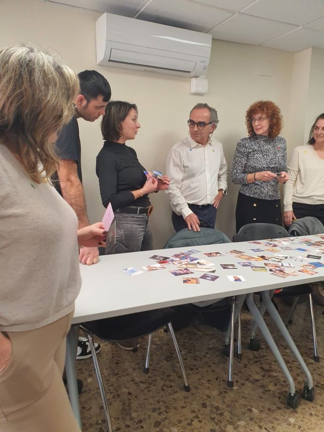 Ahir vam viure una sessió espectacular sobre la metodologia DISC amb l’Estel Alsina! 🔥🎭✨ 

Va ser una experiència 𝗺𝗼𝗹𝘁 𝗽𝗿à𝗰𝘁𝗶𝗰𝗮, 𝗱𝗶𝘃𝗲𝗿𝘁𝗶𝗱𝗮 i sobretot,  𝗽𝗿𝗼𝗳𝗶𝘁𝗼𝘀𝗮. ✅🎯 No només vam descobrir quin color ens defineix 🎨🔍, sinó que també vam aprendre 𝗰𝗼𝗺 𝗮𝗱𝗮𝗽𝘁𝗮𝗿-𝗻𝗼𝘀 i connectar millor amb persones d'altres estils per potenciar l'entesa i la productivitat a l'empresa. 🤝💡📈 

💼 Més d’una quinzena de professionals de diferents sectors van participar-hi activament, compartint experiències i aprenentatges que segur aplicaran al seu dia a dia. 🚀👏 

Gràcies, Estel, per aquesta gran sessió! 🙌🌟 
I vosaltres, heu treballat amb la metodologia DISC? Us ha servit per millorar la comunicació i el lideratge? 💬🤔🔝 Us llegim!

#AER #Ripollet #comunicació #DISC #empresa