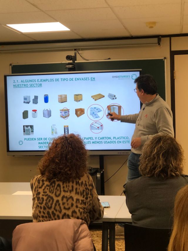 📢 Les empreses de Ripollet s’informen sobre les obligacions en matèria d’envasos ♻️ 

Ahir dijous, @aeripollet va organitzar una jornada informativa per aclarir conceptes sobre les obligacions que tenen les empreses en relació amb els envasos dels seus productes. 

👥Durant la sessió, es van abordar els requisits normatius actuals, les responsabilitats empresarials i les possibles implicacions d’aquests canvis en la gestió dels envasos. Una trobada molt enriquidora per aclarir dubtes i garantir el compliment de la normativa vigent! ✅ 

🔍 Si vols estar al dia de les novetats per a empreses, associa't!
 #AER #Sostenibilitat #ObligacionsEmpresarials #GestióDEnvasos