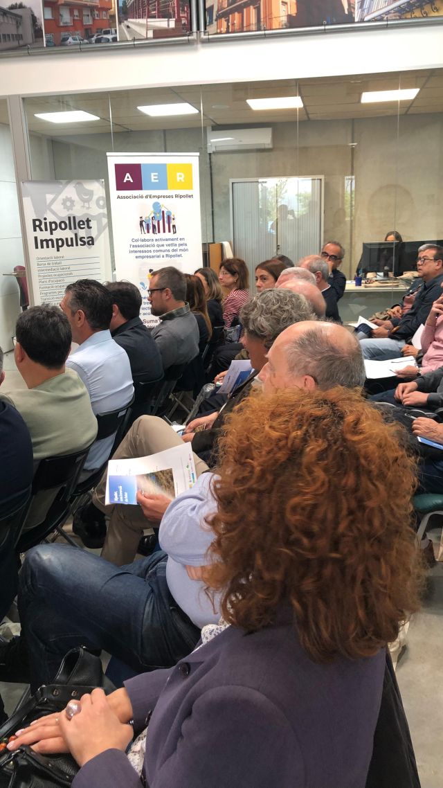 Ahir vam participar en un nou Esmorzar Empresarial a les instal·lacions de Món Vertical, empresa associada a l’@aeripollet.

Una iniciativa organitzada per l’Ajuntament de Ripollet amb la col·laboració de l’Associació d’Empreses de Ripollet, que va esdevenir un espai de trobada molt enriquidor per al teixit empresarial i industrial del nostre municipi.

Durant la sessió, vam poder gaudir d’una ponència molt interessant sobre la descarbonització en l’empresa, a càrrec de la Núria del Pozo, que ens va aportar reflexions i eines per avançar cap a una activitat econòmica més sostenible.

Gràcies a totes les persones assistents per fer xarxa i compartir aquest moment! 💼🌱

#AER #RipolletEmpresarial #EsmorzarEmpresarial #Descarbonització #EmpresesRipollet #MónVertical #aeripollet
